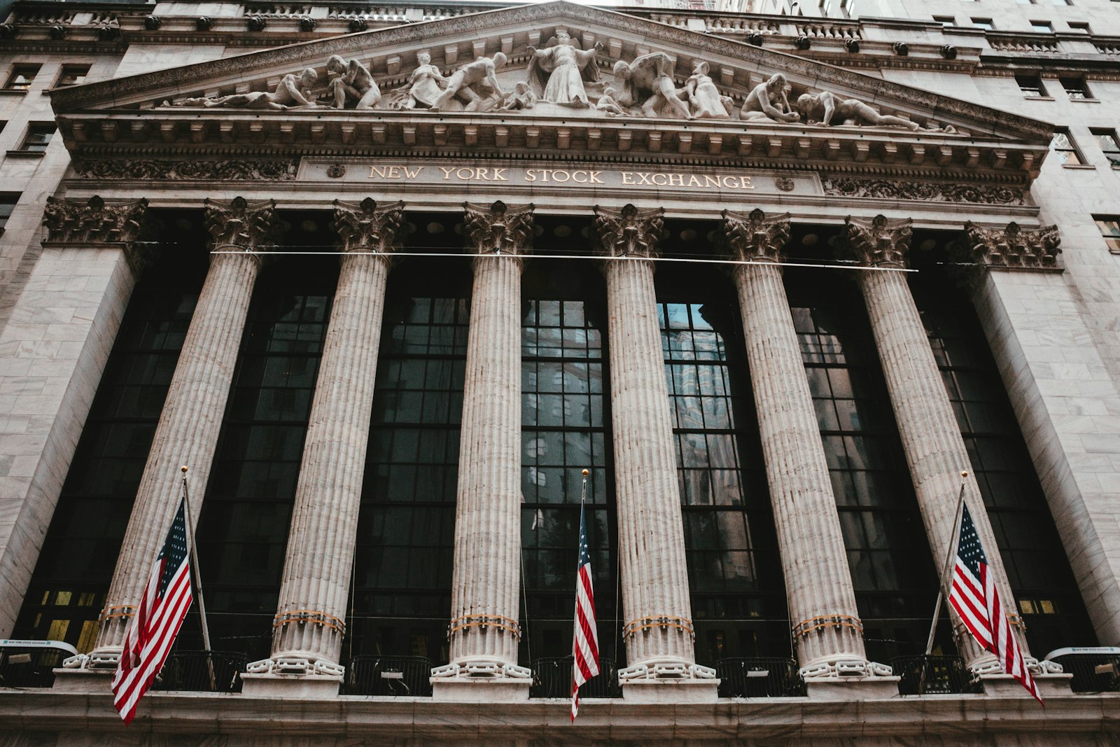 When Stocks and Bonds Move On-Chain: How Crypto and TradFi Actually Merge